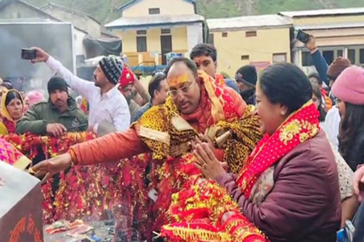 केदारनाथ मंदिर पहुंची सीएम रेखा गुप्ता, परिवार संग की पूजा अर्चना